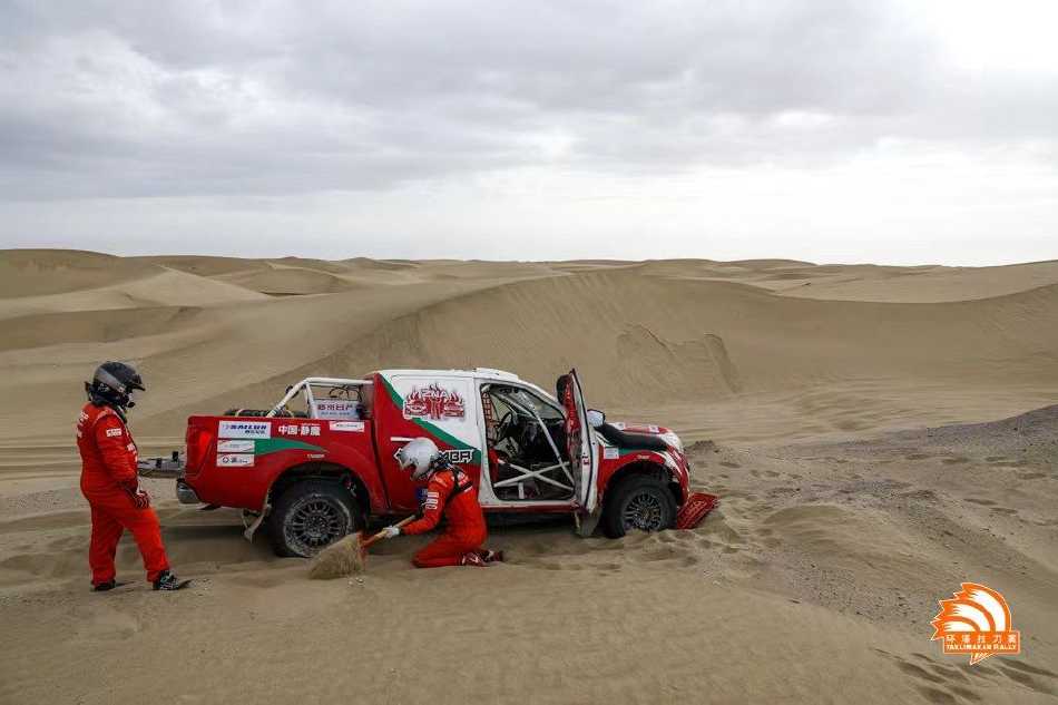 领航员在颠簸的车内紧握路书，手指划过即将到来的路线，眼神坚定，是赛车里沉默的大脑与指挥官。
