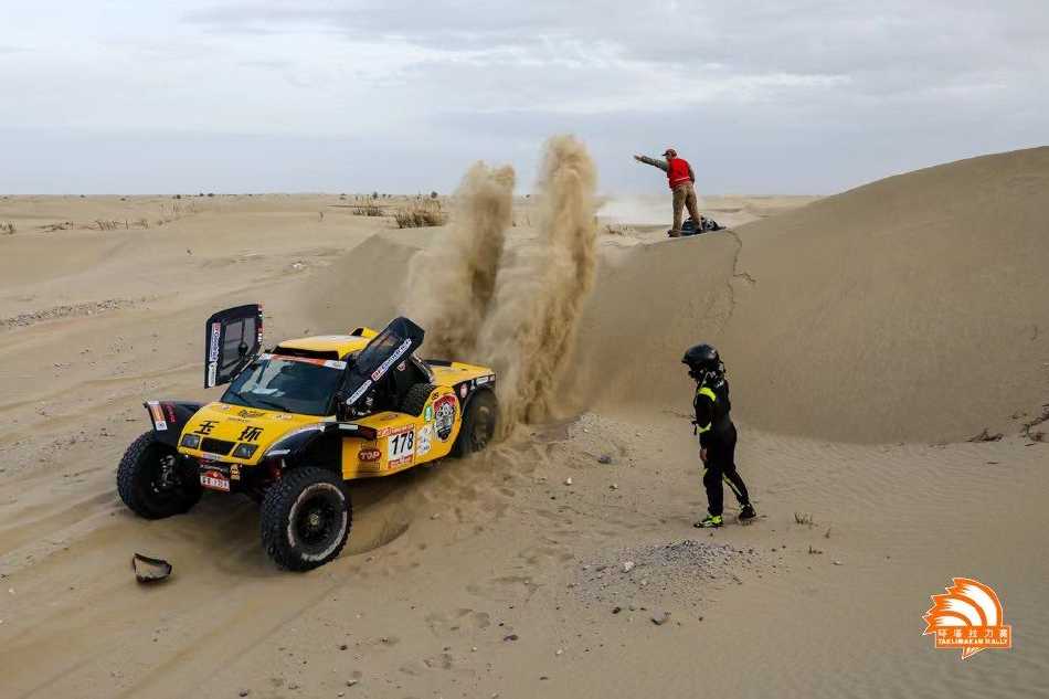 车队维修区灯火通明，机械师们正争分夺秒地为归来的赛车进行检修，专注的神情是对“团队”一词最好的诠释。