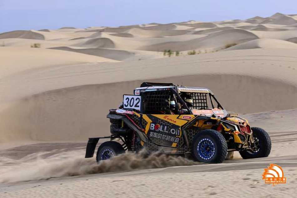 赛车迎着远方的雪山疾驰，在天地之间勾勒出一条勇往直前的轨迹，象征着人类探索未知的永恒渴望。