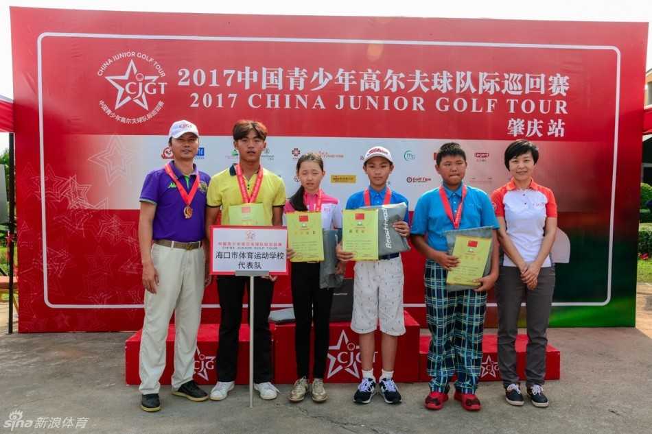 优雅挥杆：一位女选手在开阔的球道上完成全挥杆，动作流畅标准，充满力量与美感