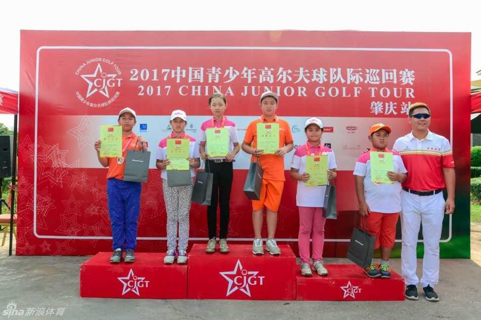 真诚鼓励：比赛结束后，两位对手微笑着伸出手紧紧相握，完美诠释了友谊第一的体育精神