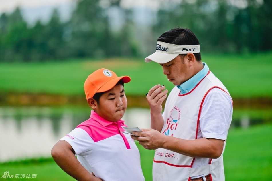 礼仪传承：小球员在赛场上彬彬有礼地向观众致意，展现了高尔夫运动深厚的礼仪文化底蕴