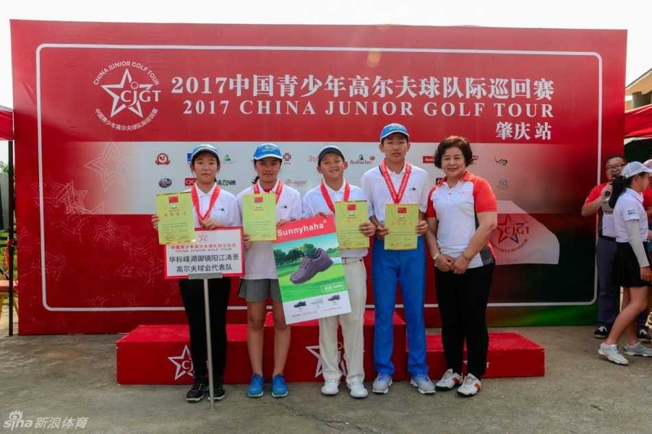 果岭专注：小球员在果岭上仔细察看推杆线路，神情严肃，展现出超越年龄的专业态度