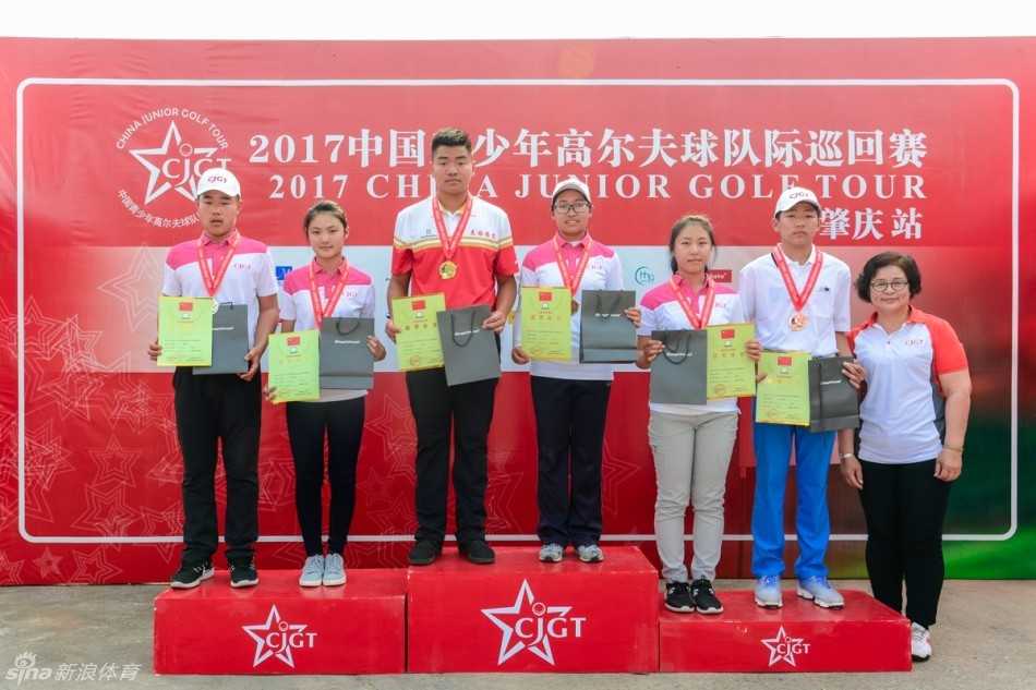 欢庆胜利：颁奖典礼上，获奖的小选手们高高举起奖杯，脸上洋溢着纯真而自豪的灿烂笑容