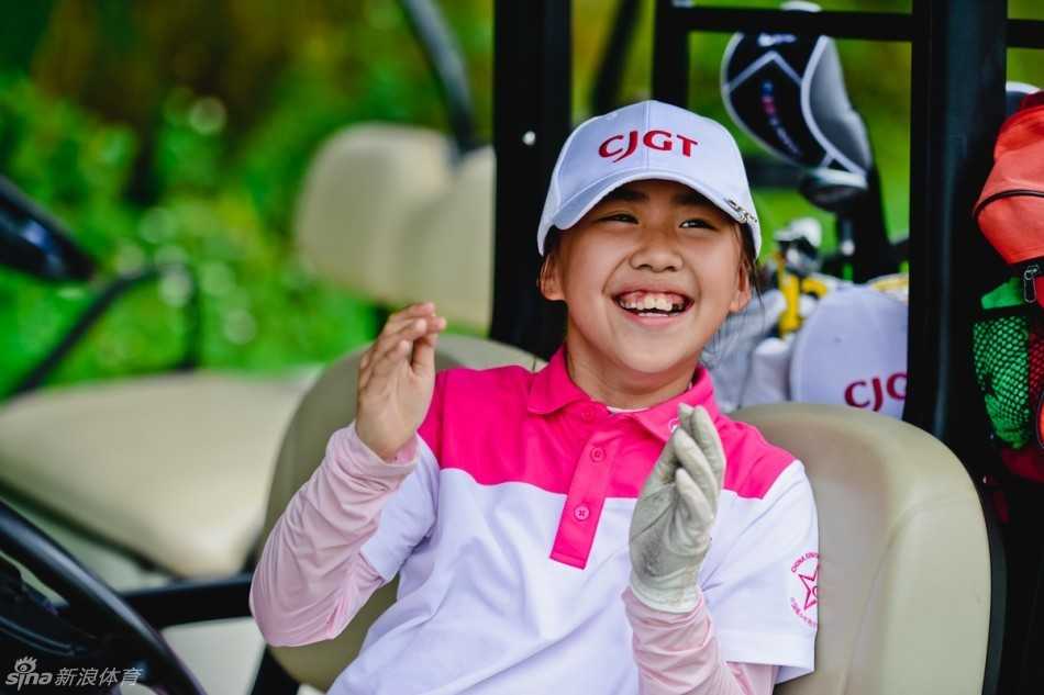 新征程起点：颁奖仪式全景，所有获奖选手齐聚一堂合影留念，标志着一段旅程的结束与更多挑战的开始