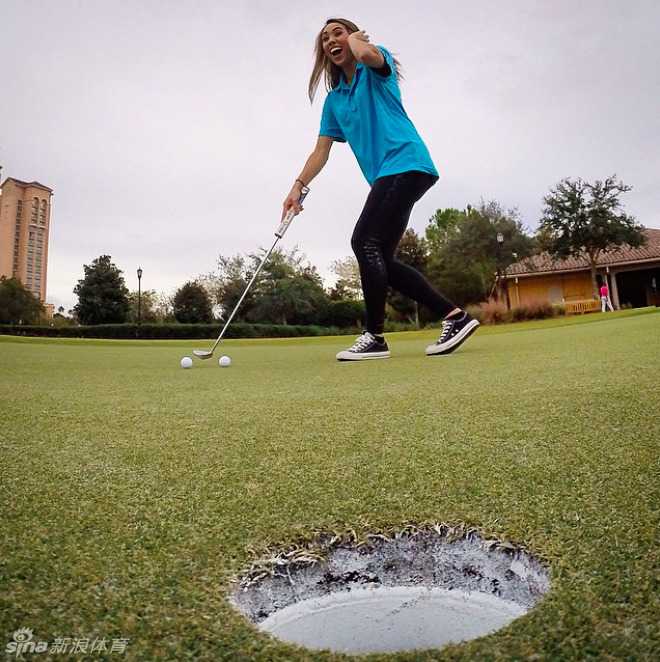 沙滩与球场间的魅力光影一位现代女性的多维度假日记 碧海蓝天之间,一艘白色游艇破浪前行,艇上的人们尽情享受着海风与速度带来的快感,充满动感与活力。