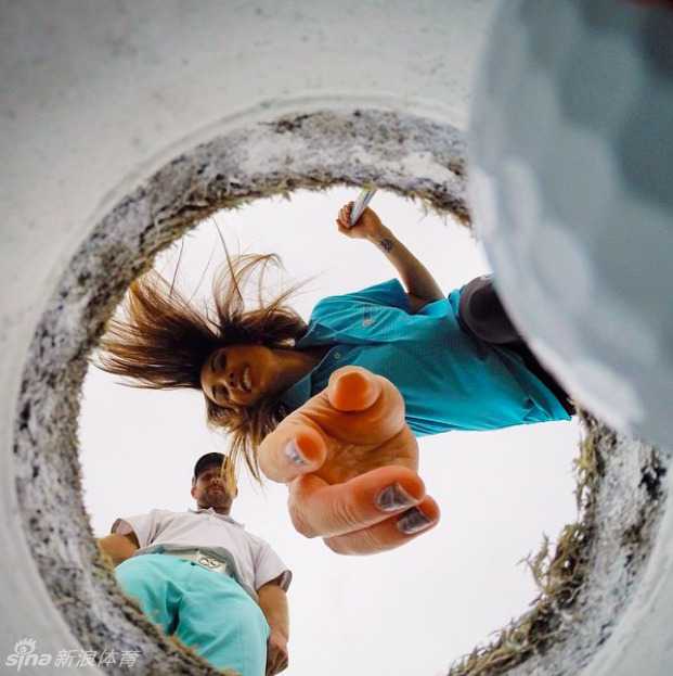沙滩与球场间的魅力光影一位现代女性的多维度假日记 在设施完善的健身房内,一位女性正专注地进行举铁训练,展现出力量与美感并存的健康体态,充满自信。