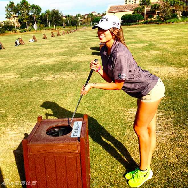 沙滩与球场间的魅力光影一位现代女性的多维度假日记 一位女性身着时尚服饰,倚靠在重型机车上,展现出力量与柔美并存的酷炫气质,背景充满工业风质感。