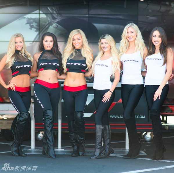 沙滩与球场间的魅力光影一位现代女性的多维度假日记 黄昏时分,一位女士坐在沙滩躺椅上,远眺被染成金红色的海天交界线,侧影宁静而美好,充满了度假的悠闲与沉思。