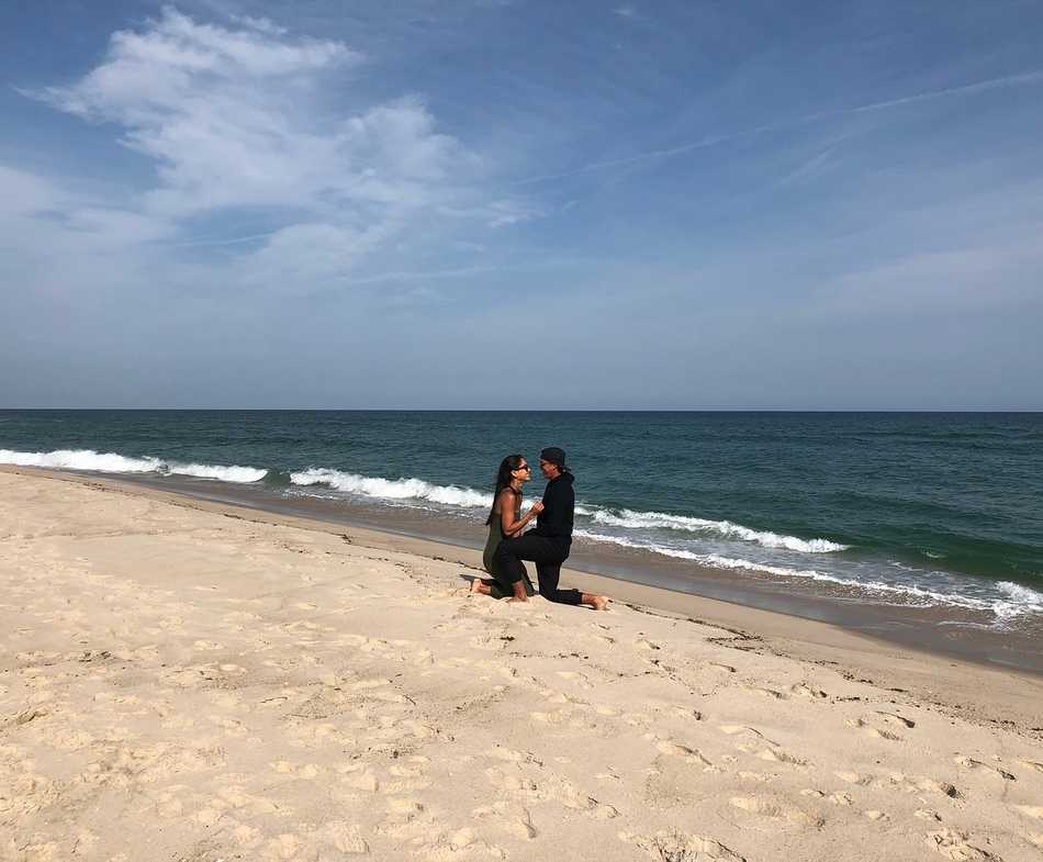 碧海蓝天为证,高尔夫球星福勒浪漫求婚定格幸福瞬间 求婚成功后,两人在沙滩上紧紧相拥,斯托克的手指上戒指闪亮,她的笑容比身后的阳光还要灿烂,福勒的脸上写满了喜悦与满足。