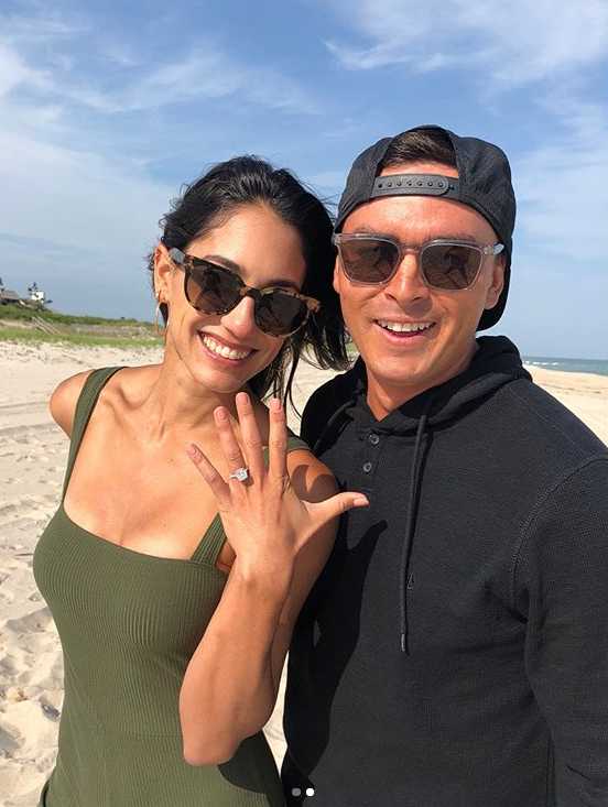 碧海蓝天为证,高尔夫球星福勒浪漫求婚定格幸福瞬间 福勒单膝跪在柔软的沙滩上,手中打开的戒指盒里,一枚硕大的钻戒如星辰般耀眼,他正深情地向斯托克说出爱的誓言。