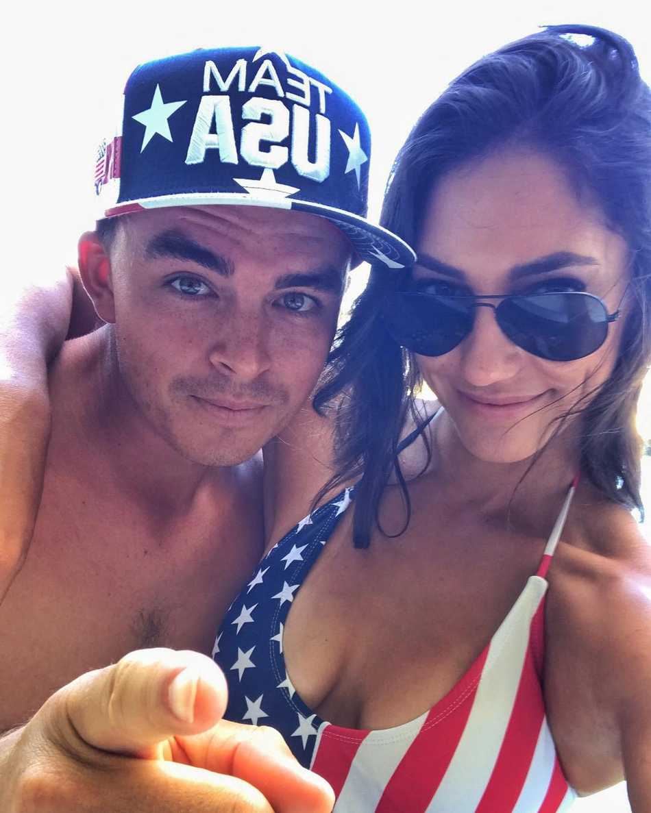 碧海蓝天为证,高尔夫球星福勒浪漫求婚定格幸福瞬间 斯托克独自面向大海举起左手,仔细端详着无名指上的订婚戒指,侧脸的笑容里带着一丝梦幻与难以置信的喜悦。