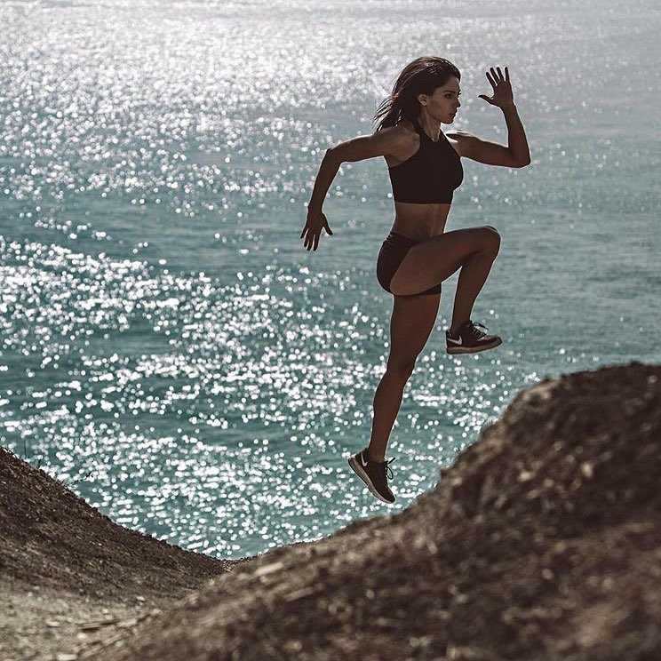 碧海蓝天为证,高尔夫球星福勒浪漫求婚定格幸福瞬间 最后是一张充满生活气息的亲吻自拍,两人头靠着头,福勒俏皮地亲吻斯托克的脸颊,背景是朦胧的海岸,充满了自然随性的幸福感。