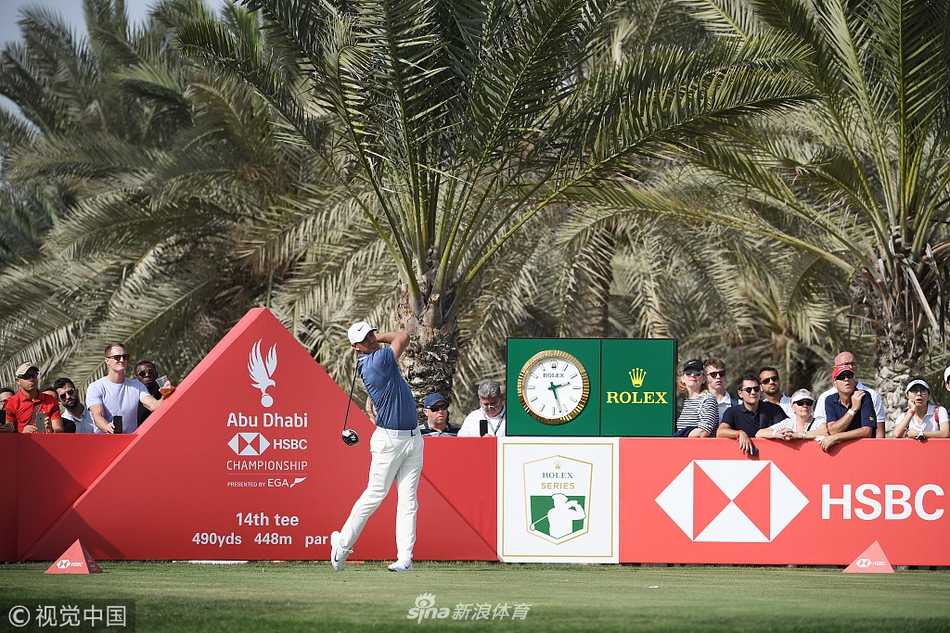 沙漠绿洲上的王者对决,劳瑞三杆领先剑指阿布扎比桂冠 布鲁克斯·科普卡在沙坑中完成一次精彩的救球,沙砾飞扬,展现了大满贯冠军强大的短杆技术和沉着心态。