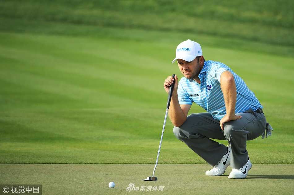 沙漠绿洲上的王者对决,劳瑞三杆领先剑指阿布扎比桂冠 路易·乌修仁在果岭边用挖起杆处理一个棘手的切球,他的精湛短杆技巧是其长期稳居高坛顶尖行列的利器。