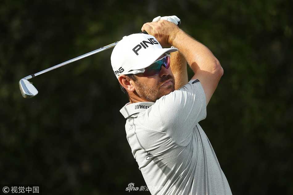 沙漠绿洲上的王者对决,劳瑞三杆领先剑指阿布扎比桂冠 理查德·斯特恩在球道上全力挥杆,阳光勾勒出他专注的身形,向领先者发起强有力的挑战。