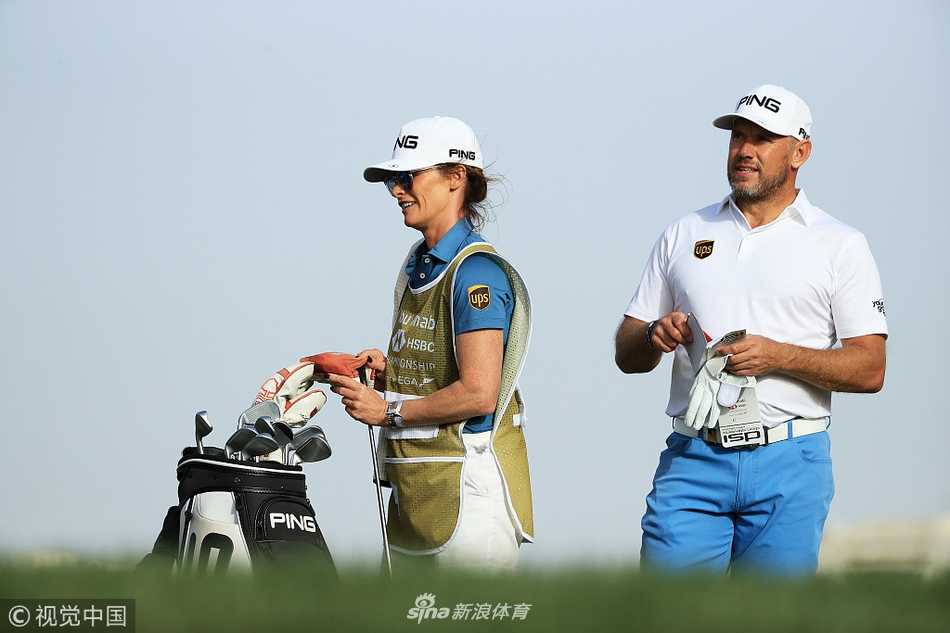 沙漠绿洲上的王者对决,劳瑞三杆领先剑指阿布扎比桂冠 李·韦斯特伍德在发球台上稳健开球,这位久经沙场的老将用经验在风中控制着白球的飞行轨迹。