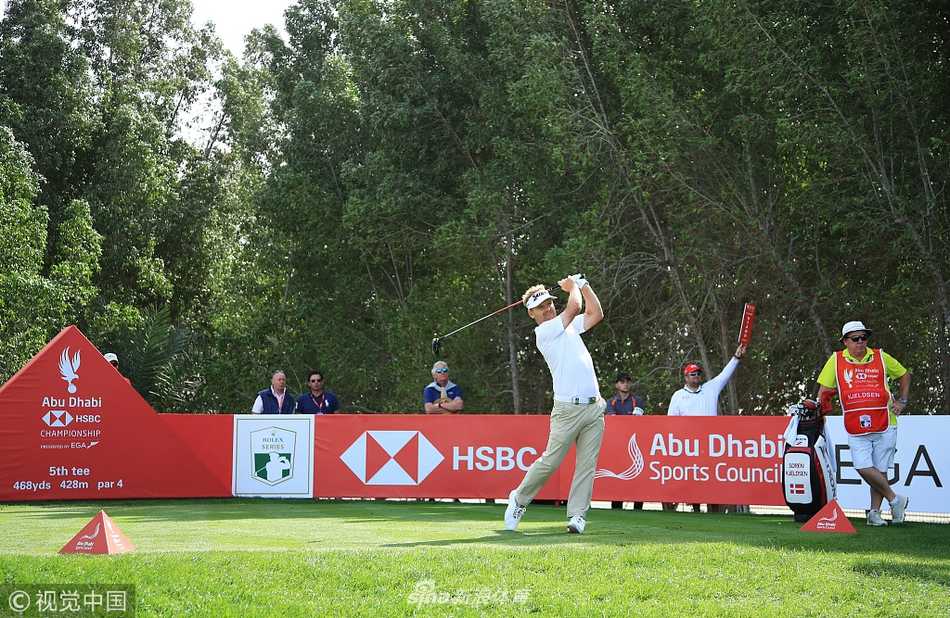 沙漠绿洲上的王者对决,劳瑞三杆领先剑指阿布扎比桂冠 索伦·克贾德森在长草中审慎评估击球策略,展现高尔夫运动中除了力量之外至关重要的思考环节。