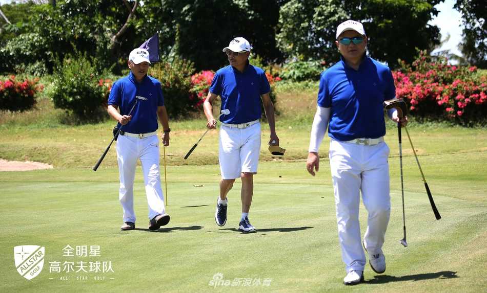 球手在劳劳湾球场悬崖边的果岭上专注推杆，脚下是惊涛拍岸的太平洋，画面充满张力与宁静