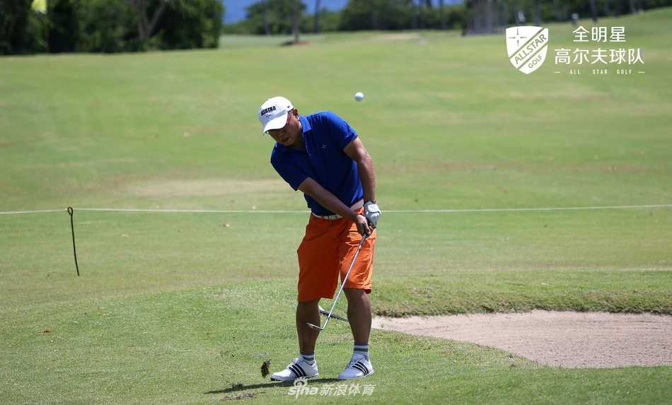 绿意盎然的球道上，一位球员正完成优雅而有力的挥杆动作，阳光洒下，勾勒出充满动感的剪影