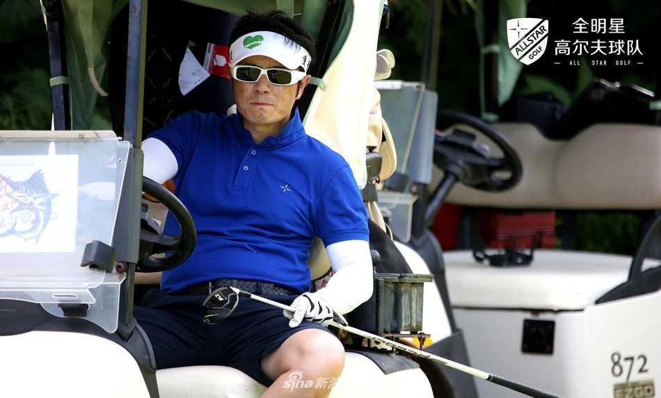 四位球员并肩行走在开阔的球道上，轻松交谈，背景是绵延的球场与远山，尽显 camaraderie（队友情谊）