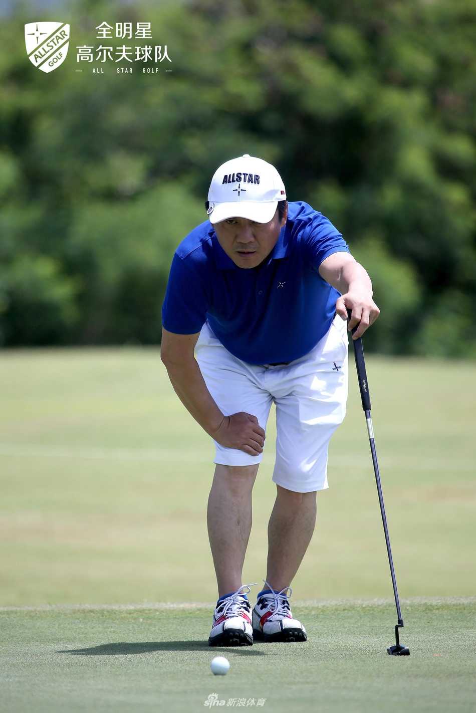 晚宴颁奖时刻，获奖球员手持奖杯笑容满面，现场气氛热烈而温馨，灯光映照着喜悦的脸庞