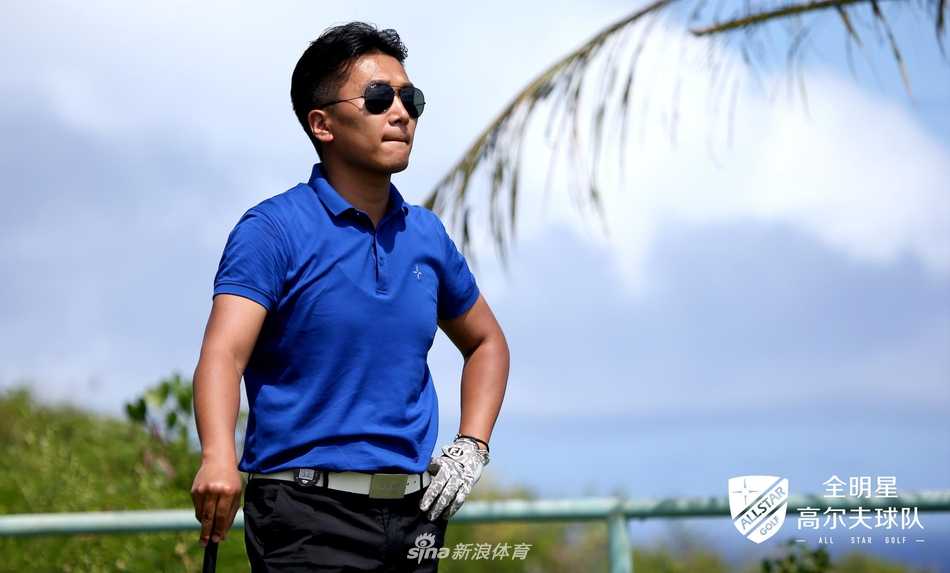 球队成员在机场或码头挥手告别，背景是塞班特有的热带植被，眼神中满是对下一次旅程的约定