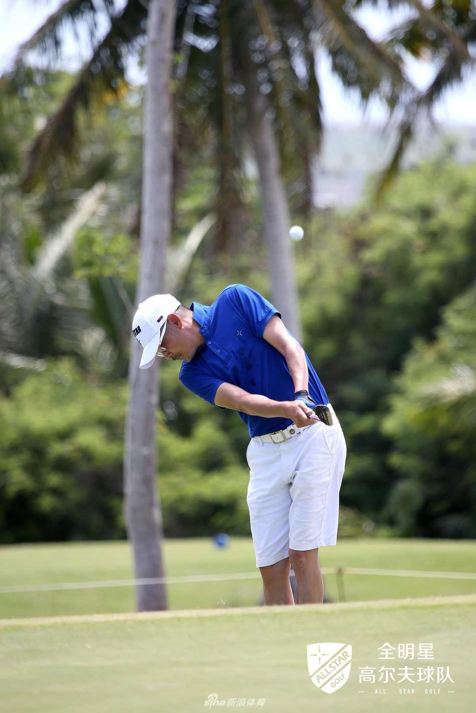 球员们乘坐游艇出海，在蔚蓝海面上驰骋，有人悠闲垂钓，有人眺望远方，尽情享受塞班的海上时光