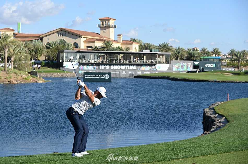 汤米·弗利特伍德迎风挥杆，一头标志性卷发在沙漠风中飞扬