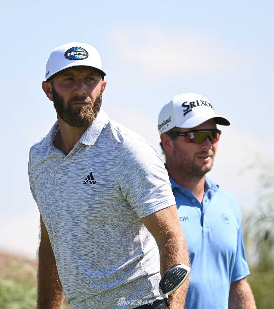 贾斯汀·罗斯凝神审视推杆线路，远处现代化都市与古老沙漠形成强烈对比