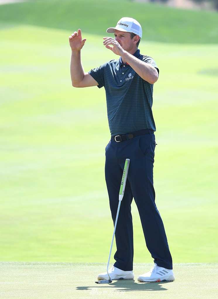 米克尔森展现经典短杆魔法，沙坑救球瞬间沙粒飞扬如金色薄雾