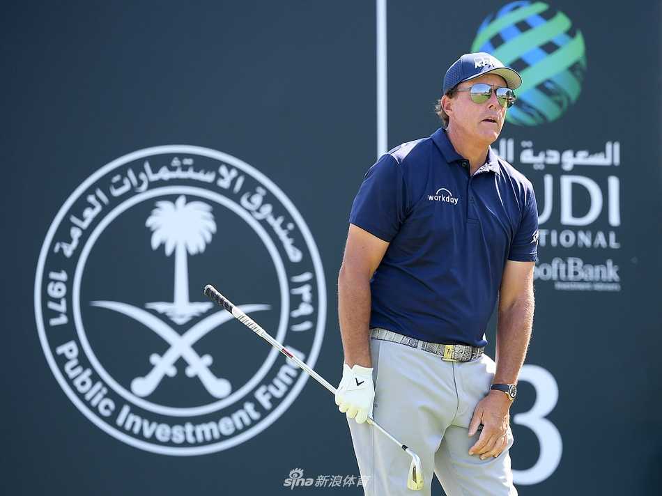 泰瑞尔·哈顿在果岭上专注推击，炽热阳光在其身后拉出长长身影