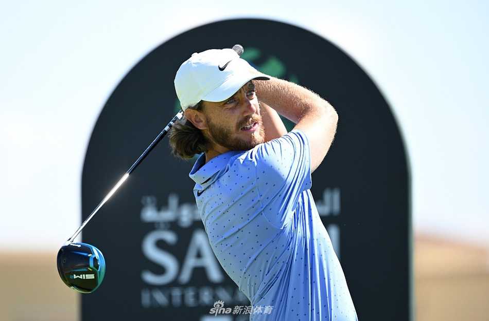 达斯汀·约翰逊开球后自信目送小白球飞越蔚蓝水障，姿态宛如王者