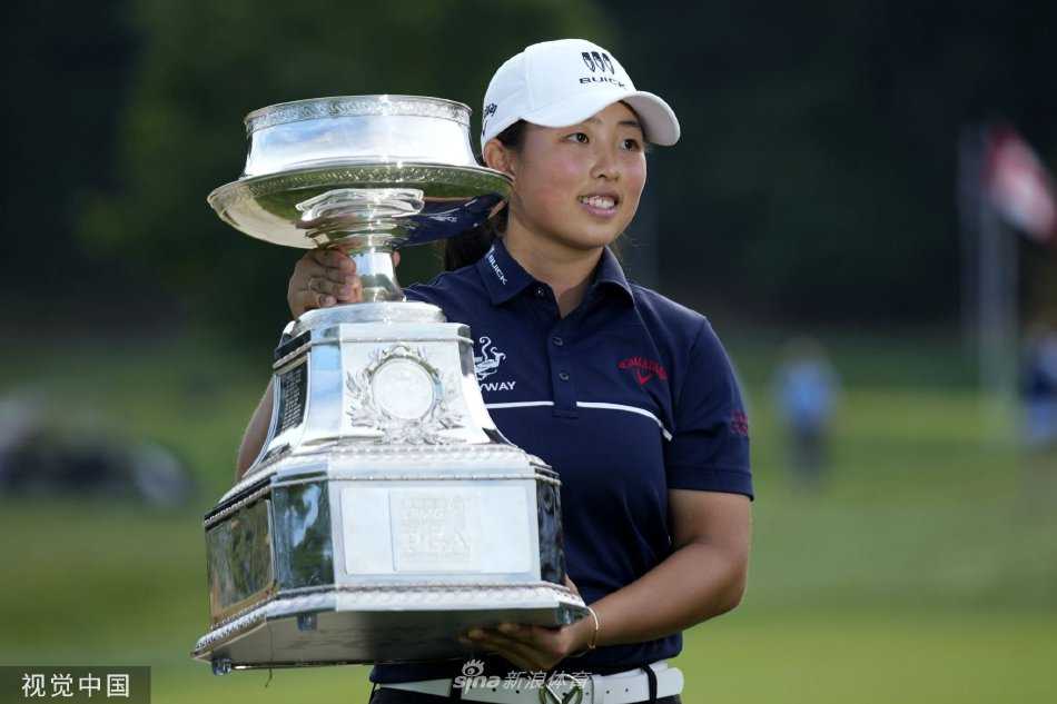 殷若宁凝视奖杯，眼中闪烁着冠军的泪光与喜悦