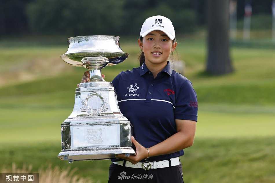 与银光闪闪的沃纳梅克奖杯深情对视，指尖轻触荣耀之巅