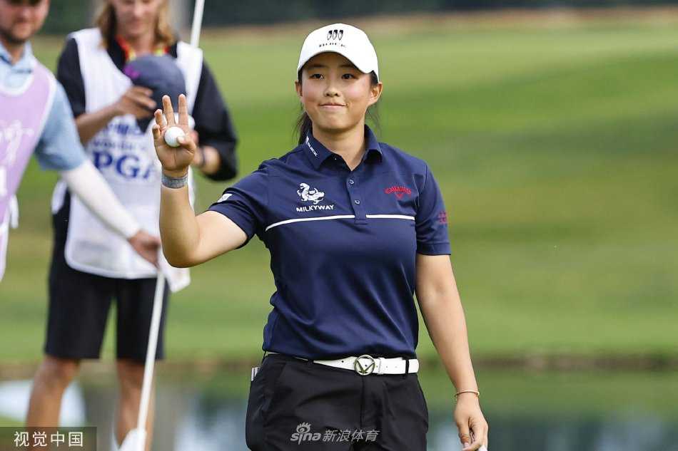 决赛轮关键推杆瞬间，殷若宁身姿沉稳如松