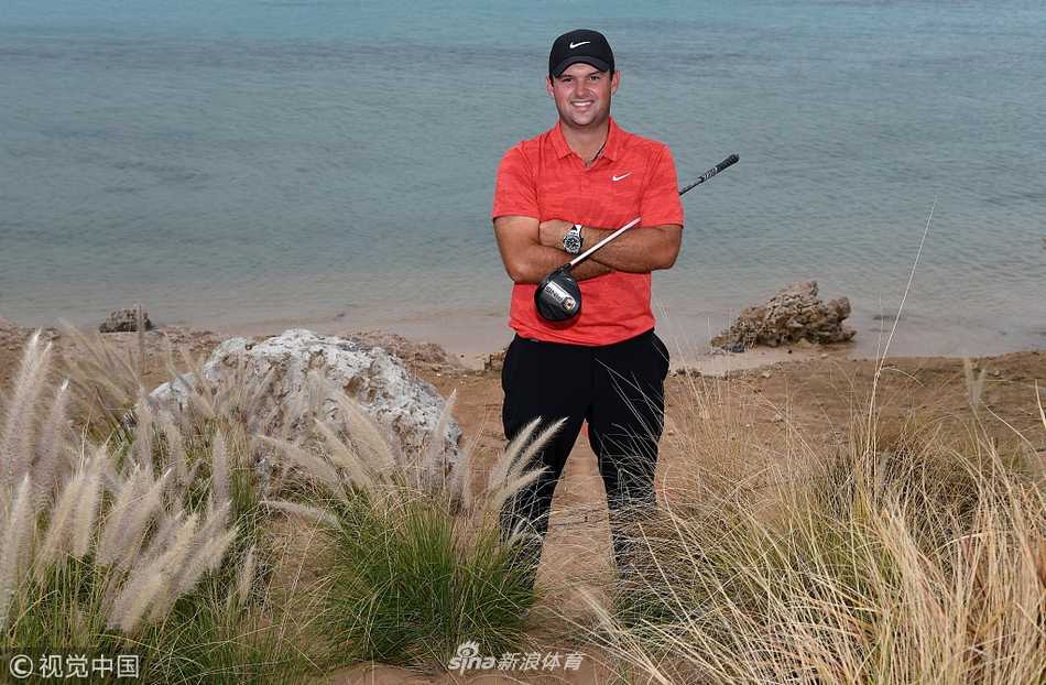 华莱士在果岭边细致观察推杆线路，表情严肃认真，彰显职业球员的严谨态度。