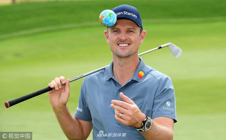 科普卡与同组球员及嘉宾在配对赛中轻松交流，场面和谐愉悦，体现了高尔夫的运动精神。