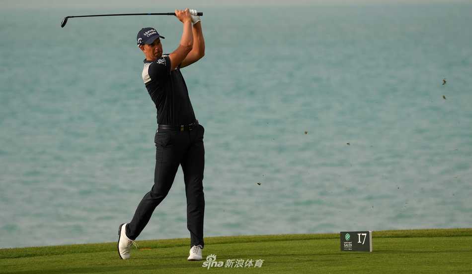 众多球星在沙特国际赛练习日齐聚发球台，阳光下装备闪耀，构成一幅充满竞争与友谊的赛前画卷。