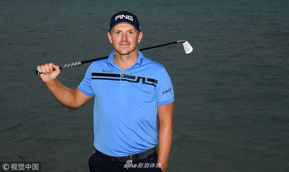 一位球员在日落时分的练习场上孤独挥杆，夕阳余晖将其身影拉长，意境深远。