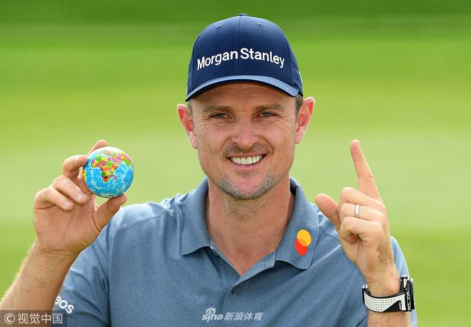 斯滕森在沙坑中演示救球技巧，沙砾飞扬，动作潇洒利落，赢得现场观众赞叹。