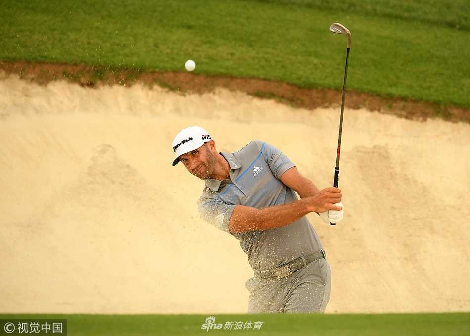 罗斯在果岭上微笑着与小球童交流，展现其亲和的一面与丰富的赛场经验。