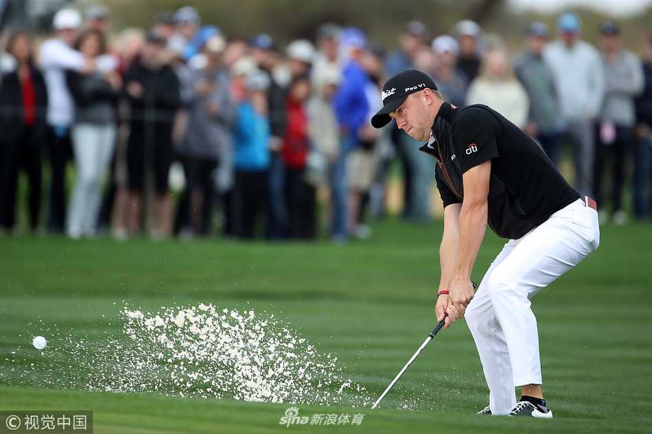 托马斯于关键16号洞沙坑上演绝地救球，小球精准落在果岭旗杆旁
