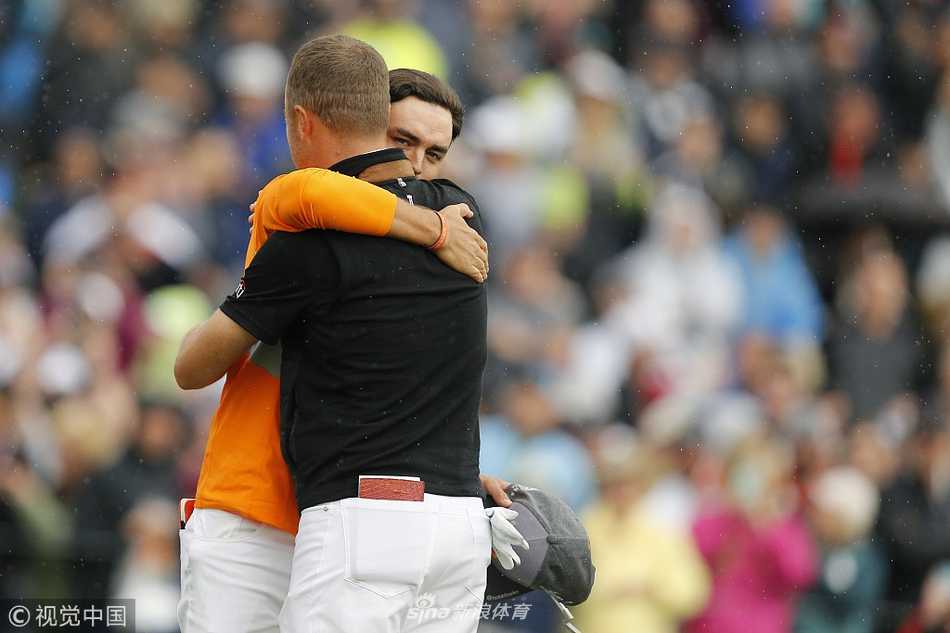 福勒高高举起菲尼克斯公开赛冠军奖杯，身后是璀璨的胜利烟花