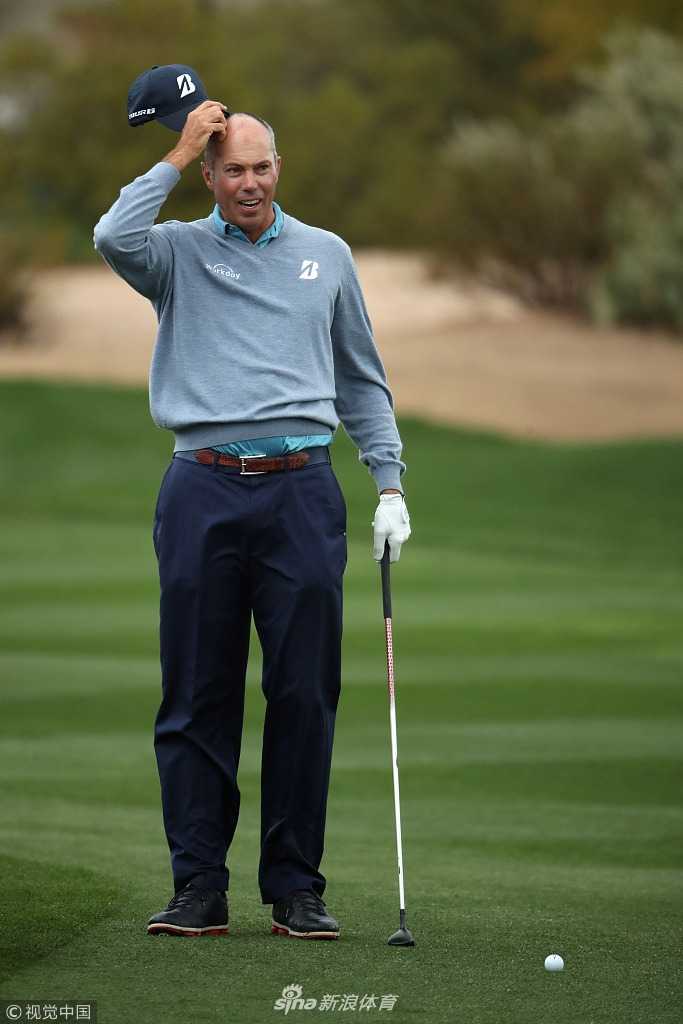 福勒与未婚妻额头相贴，眼中带泪，分享着历经艰辛后终获成功的喜悦