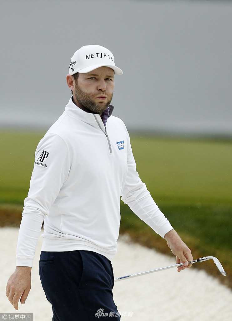 福勒将未婚妻深深拥入怀中，脸上洋溢着幸福与如释重负的笑容