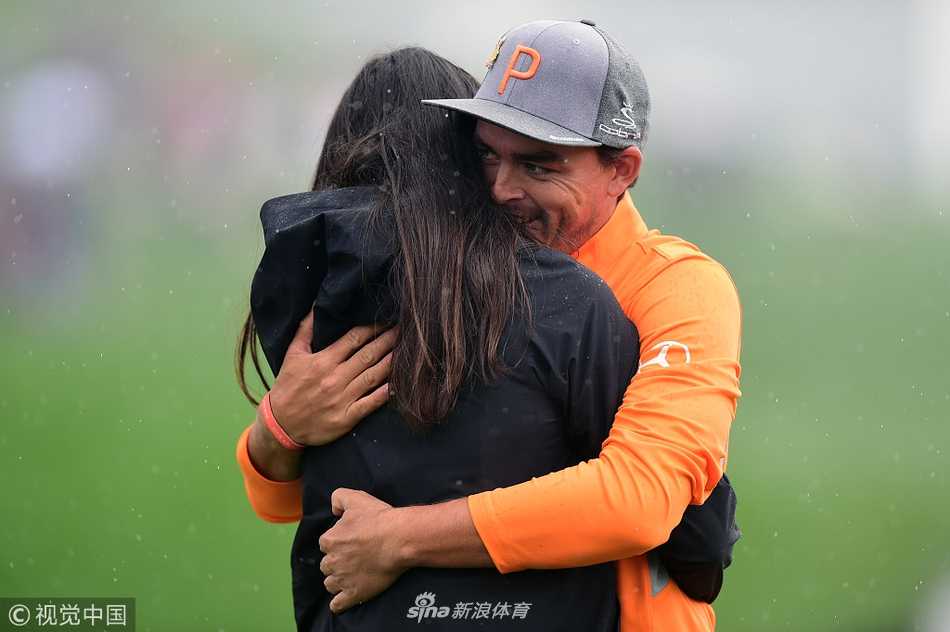 福勒俯身亲吻冠军奖杯，神情专注而虔诚，充满对胜利的珍视