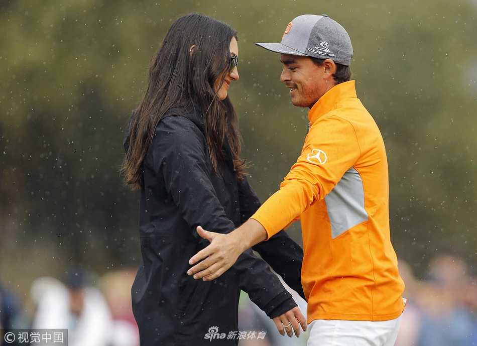 福勒在18号洞果岭振臂高呼，尽情释放积压已久的情绪与夺冠激情