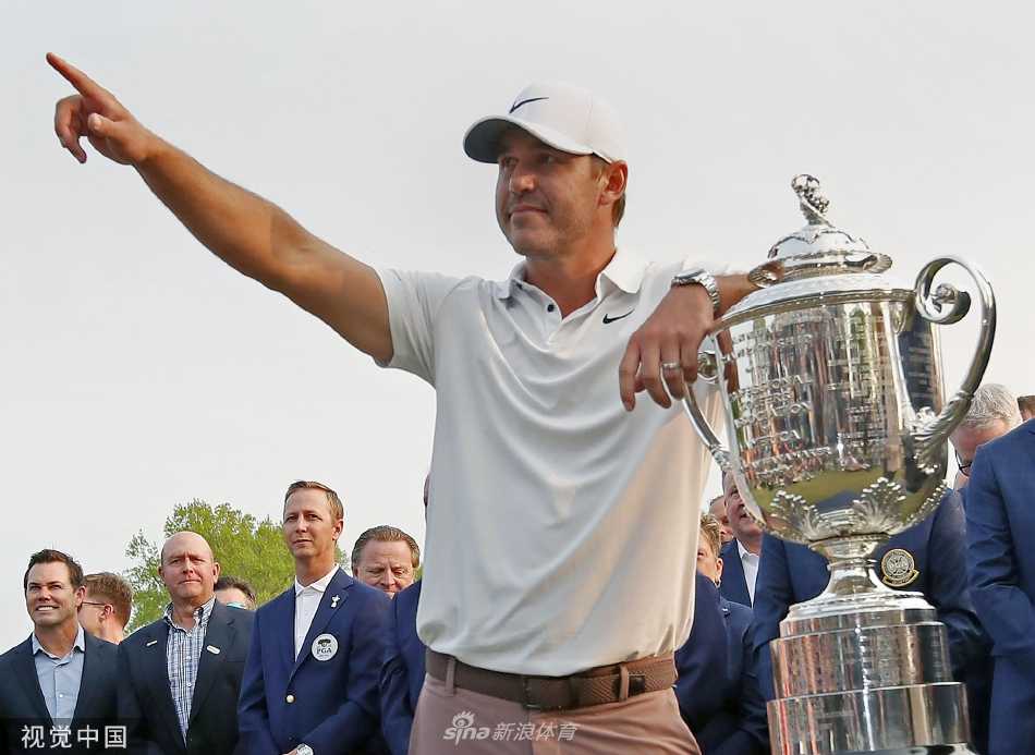 科普卡神情坚毅，稳稳推杆，橡树山球场万众瞩目。