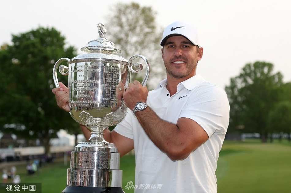 科普卡凝视沃纳梅克杯，眼神中交织着艰辛、胜利与荣耀。